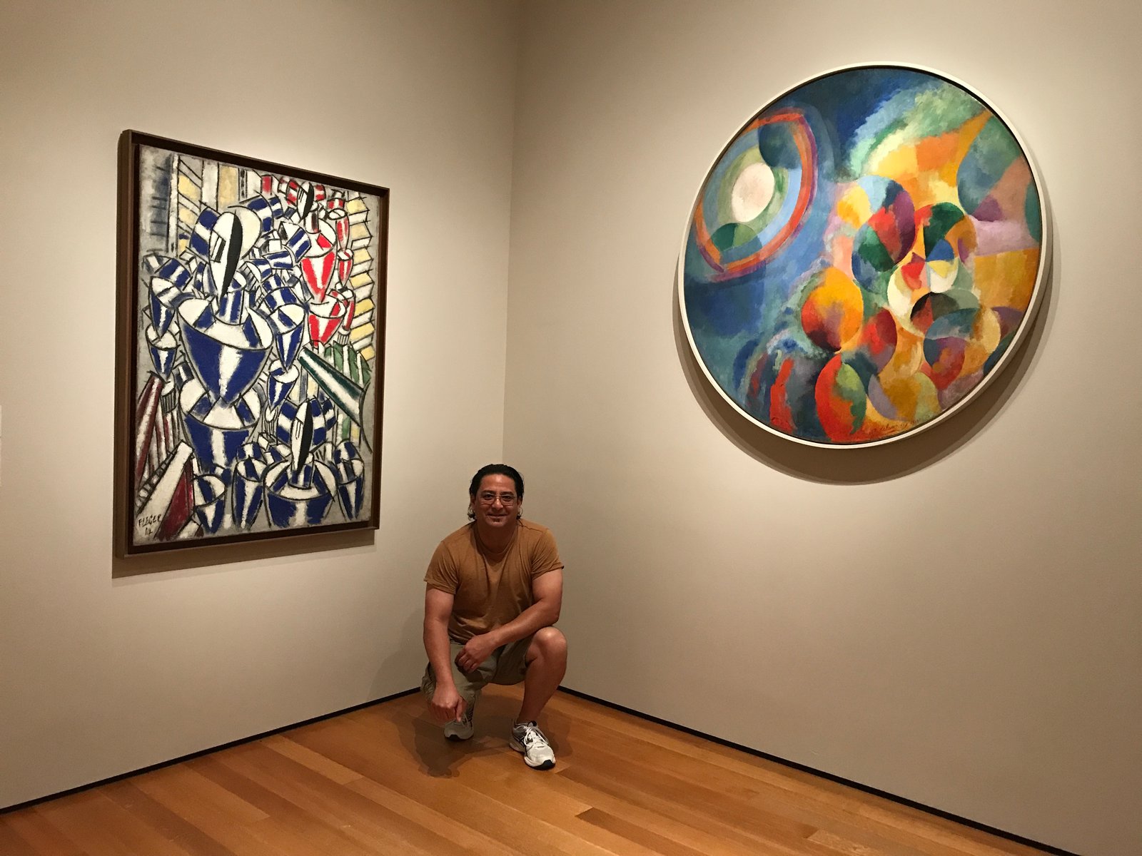 Lee at MoMA between a L&eacute;ger painting and a Delaunay circular abstract